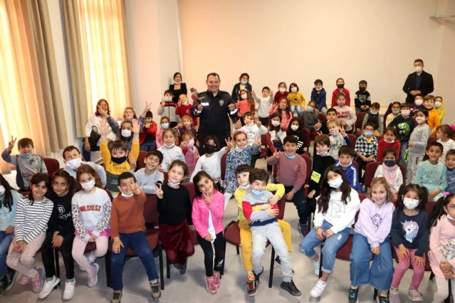 Datça'da polisin Karagöz ve Hacivat oyunu öğrencilerden büyük alkış aldı