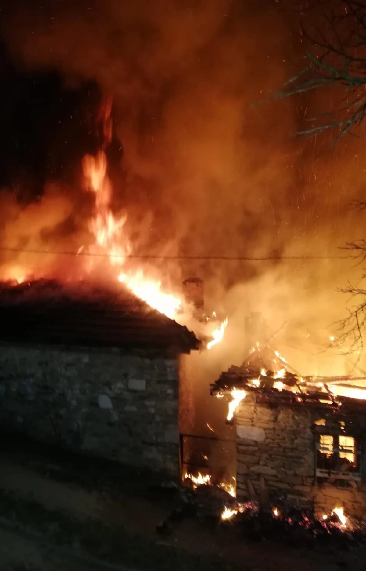 Son dakika haberi: Denizli\'deki ev yangınında yaşlı kadın hayatını kaybetti