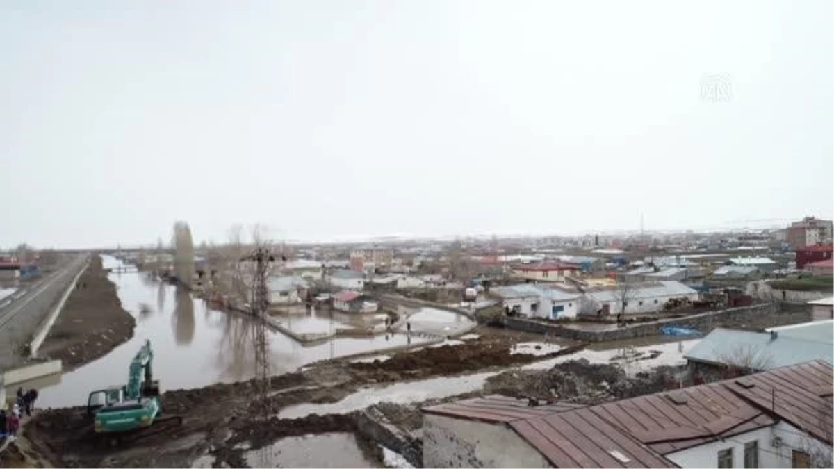Kars\'ta su taşkını yaşanan mahallede ekiplerin çalışması devam ediyor