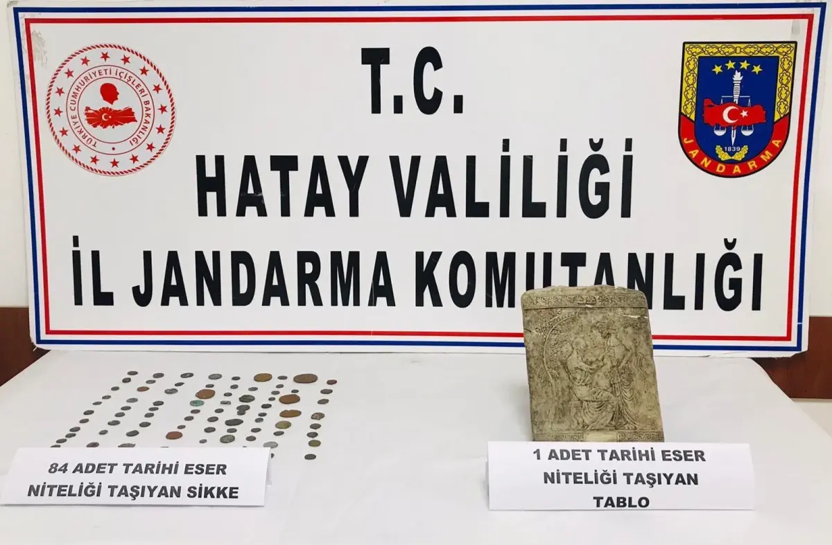 Hatay\'da otomobilinde 84 sikke ve taş tablo bulunan zanlıya gözaltı