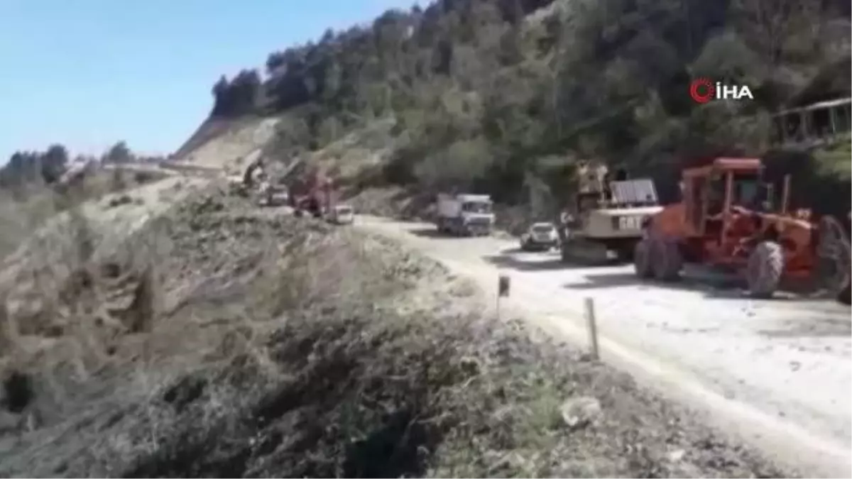 Heyelan nedeniyle kapanan Kastamonu-Çatalzeytin karayolunda çalışmalar sürüyor