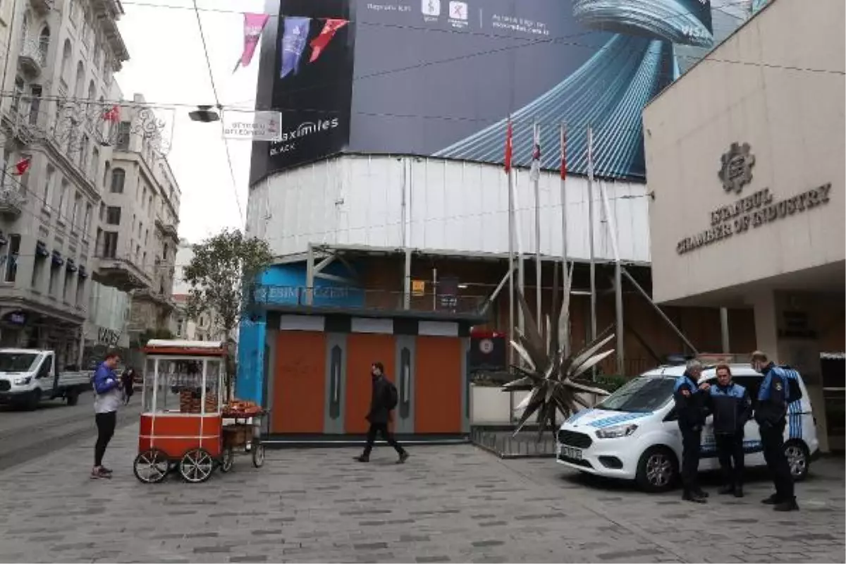 47 yıl önce konulmuştu! İstiklal Caddesi'nin sembolü Göktaşı heykeli ATM gölgesinde kaldı