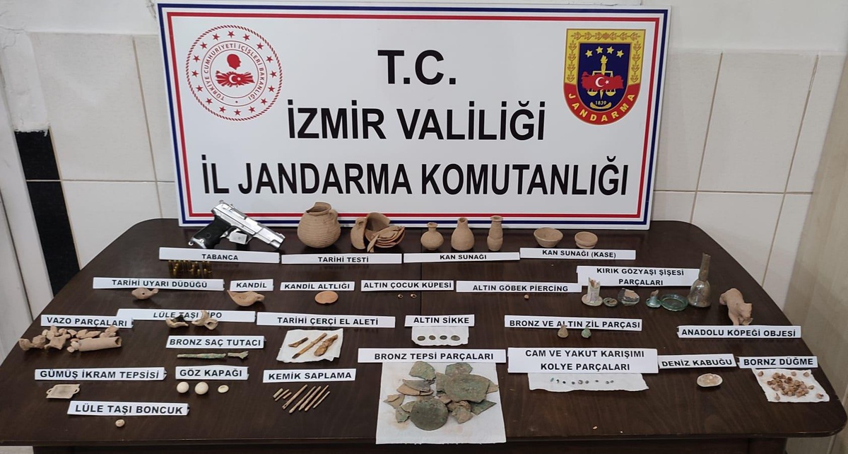 İzmir\'de 90 parça tarihi eser ele geçirildi