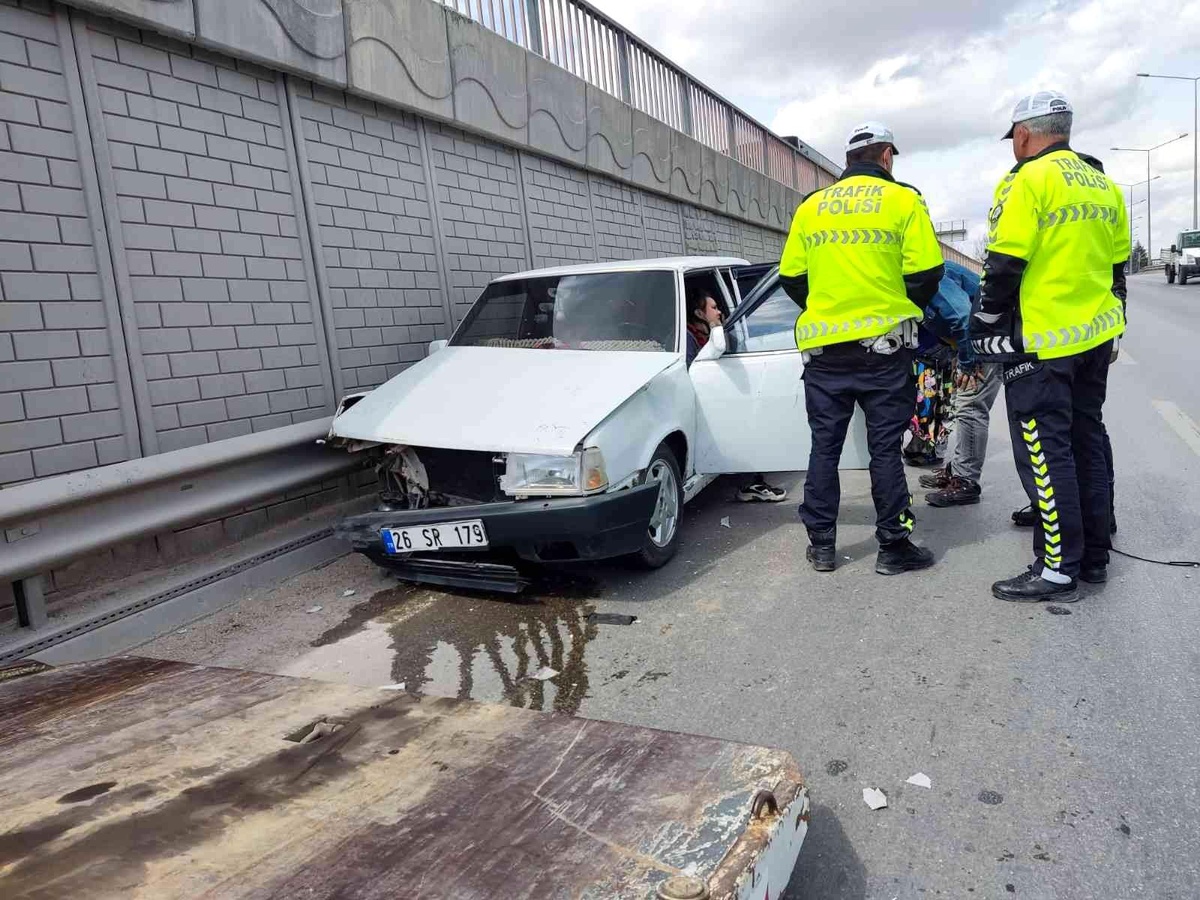 Karayolunda direksiyon hâkimiyetini kaybeden sürücü otomobille refüje çarptı