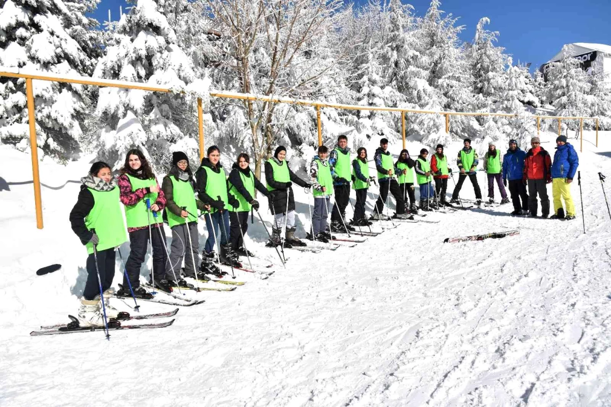 Kartepe\'de gençler kayak yapmayı öğrendi