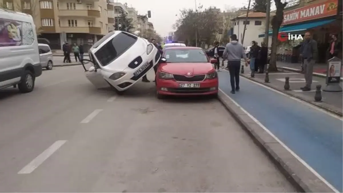 Kaza yapan araç park halindeki aracın üzerinde asılı kaldı