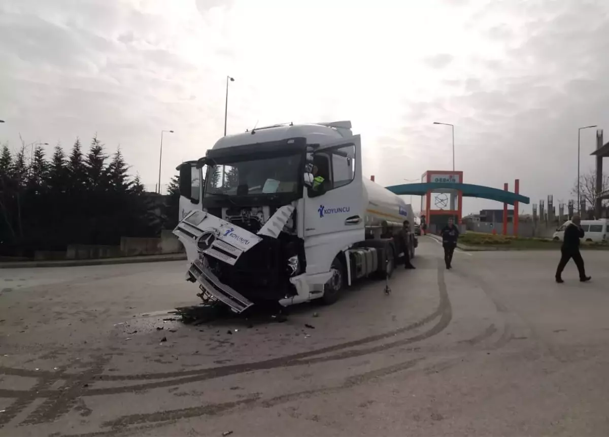 Tanker ile servis midibüsünün çarpışma anı