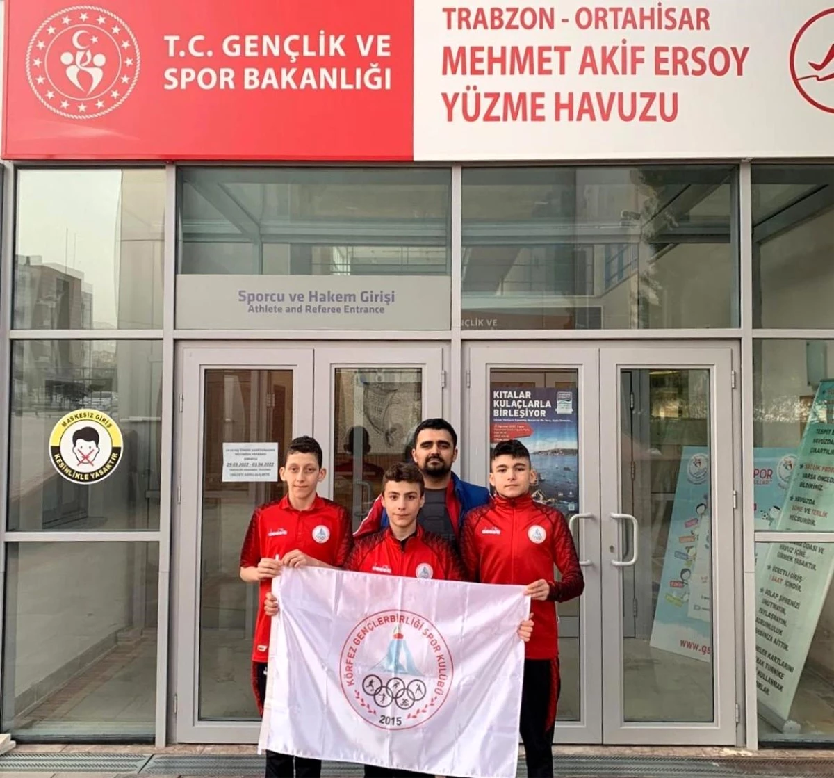 Körfezli yüzücüler Trabzon\'dan madalyalarla döndü