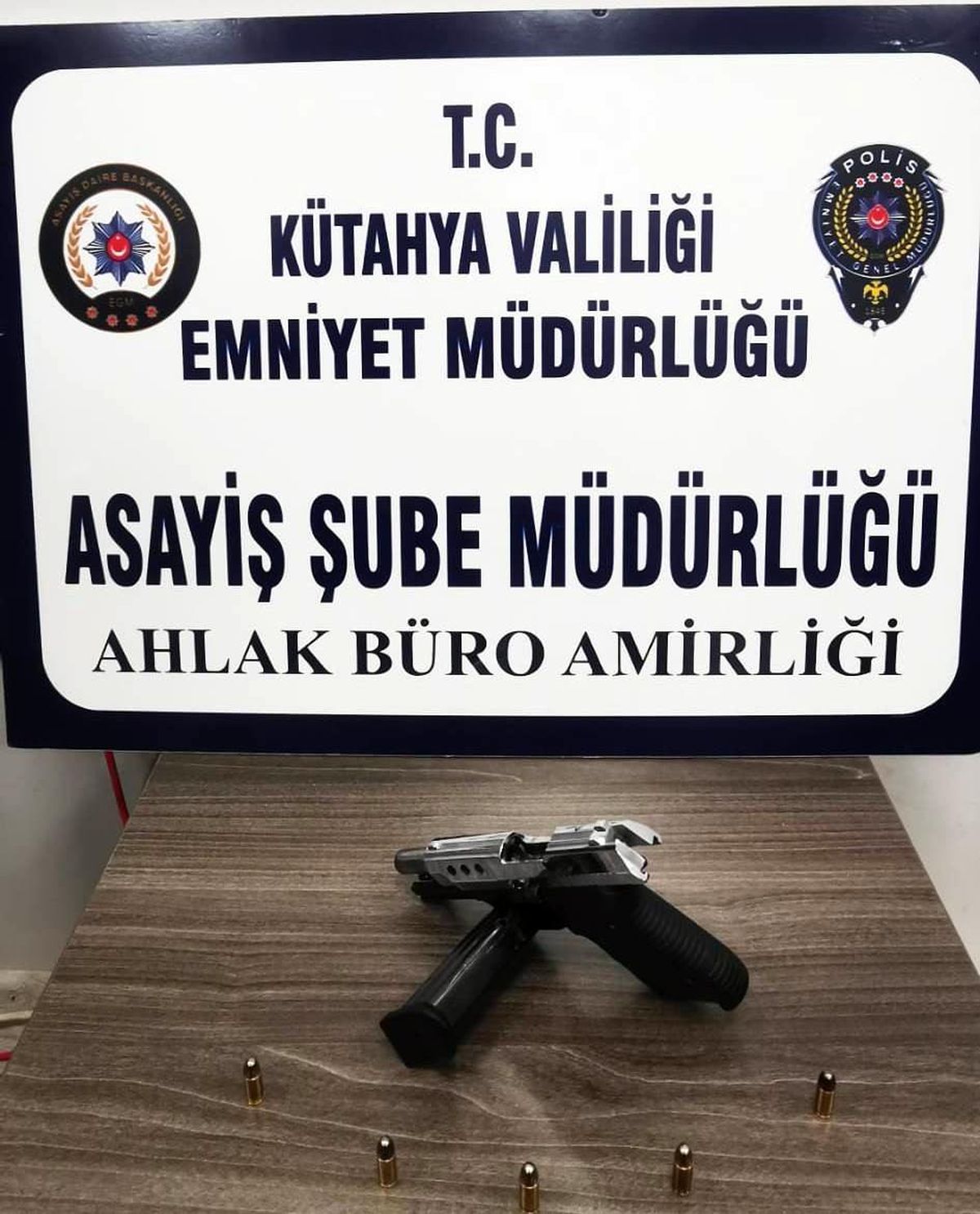 Kütahya\'da ruhsatı olmayan, sigara içilen ve ruhsatsız tabanca bulunan işyeri kapatıldı