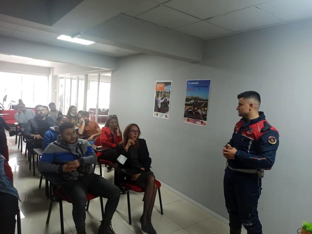 Son dakika 3. sayfa: Manisa\'da sürücü adaylarına son ders jandarmadan