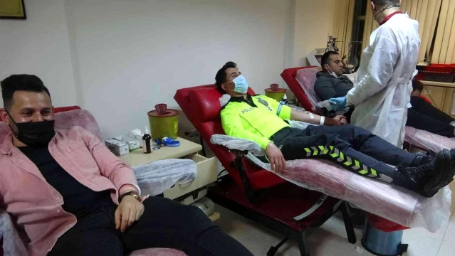 Marmaris'te polisler önce oruçlarını açtı, sonra kan bağışladı