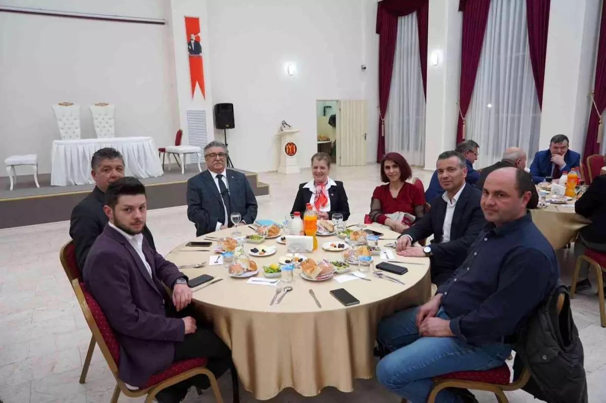 Meclis üyeleri ve muhtarlarla iftar yemeğinde bir araya geldi