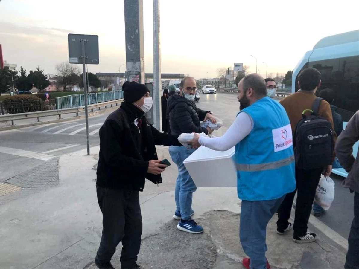 Pendik Belediyesi, iftara yetişemeyenlere iftariyelik dağıtıyor