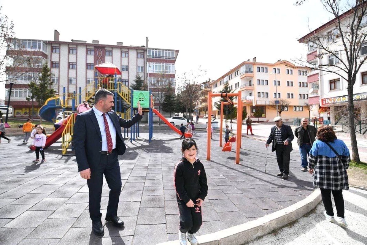 Pursaklar Belediye Başkanı Çetin'den çocuk parkındaki miniklere ziyaret