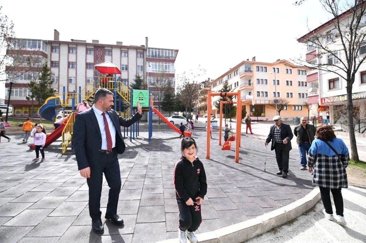 Pursaklar Belediye Başkanı Çetin\'den çocuk parkındaki miniklere ziyaret