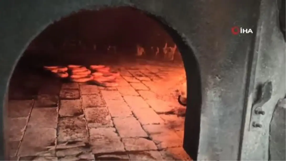 Simit ustaları fırında yüz dereceyi bulan sıcaklıkta oruç tutuyor