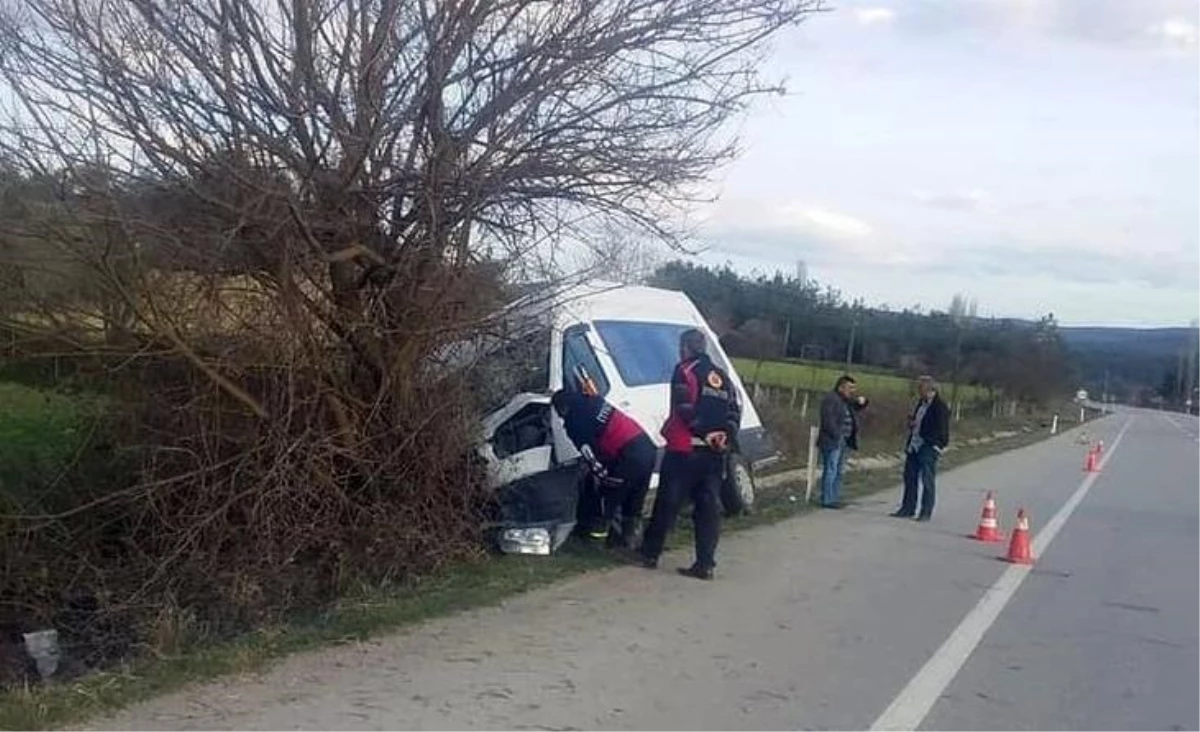 Sinop\'ta minibüsün ağaca çarptığı kazada 3 kişi yaralandı