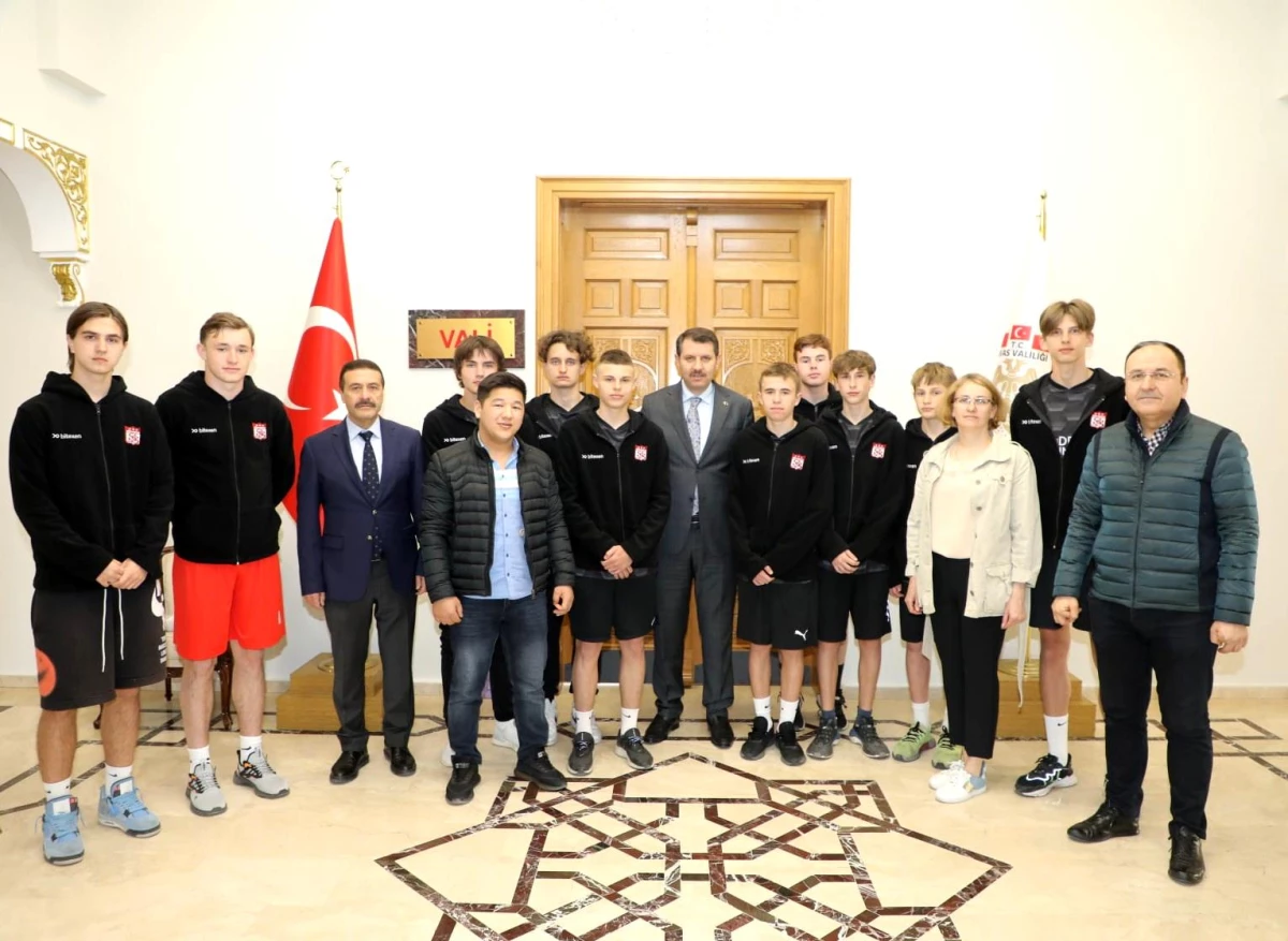 Sivasspor\'da idman yapan Ukraynalı sporculardan Vali Ayhan\'a ziyaret