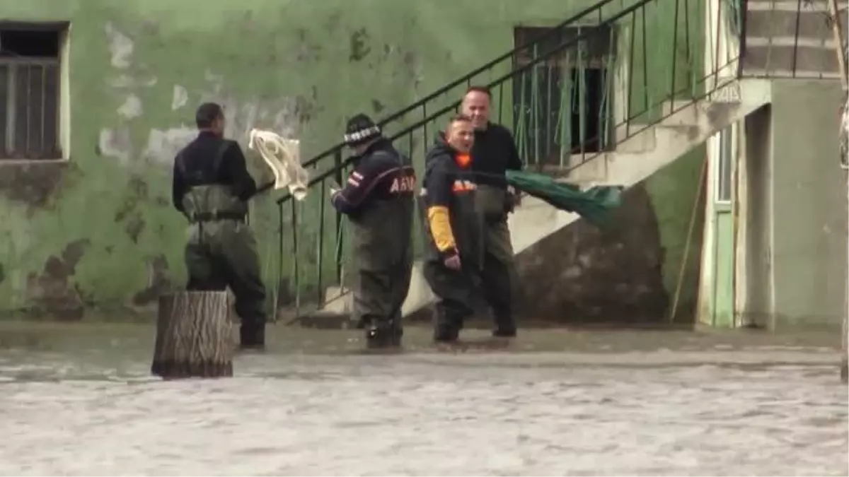 Su taşkını yaşanan mahallede ekiplerin çalışması devam ediyor (2)