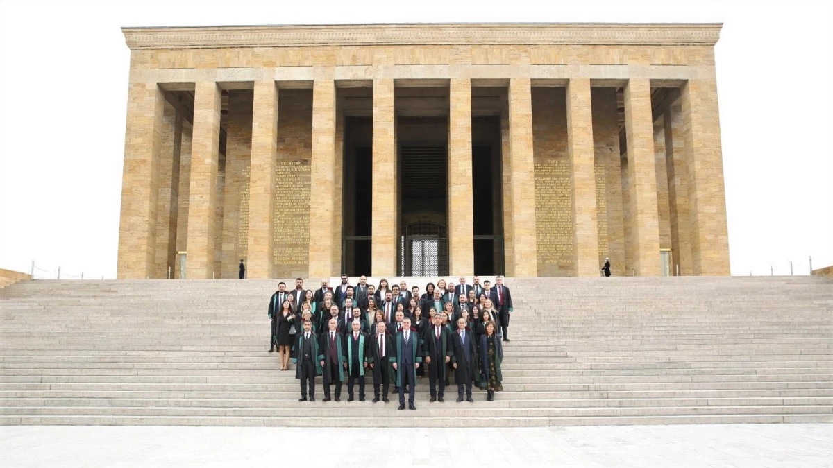 Türkiye Barolar Birliği, 5 Nisan Avukatlar Günü\'nde Anıtkabir\'i ziyaret etti