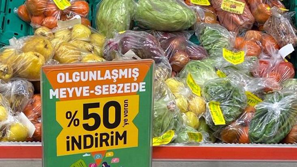 Bunu da gördük! Ünlü market zinciri, çürümeye yüz tutmuş meyve ve sebzeyi "olgunlaşmış" diye indirimli satmaya başladı
