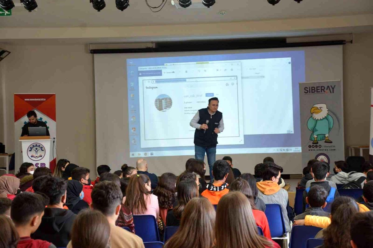 Van polisi "SİBERAY" programı çerçevesinde öğrencilere yönelik çalışmalarını sürdürüyor