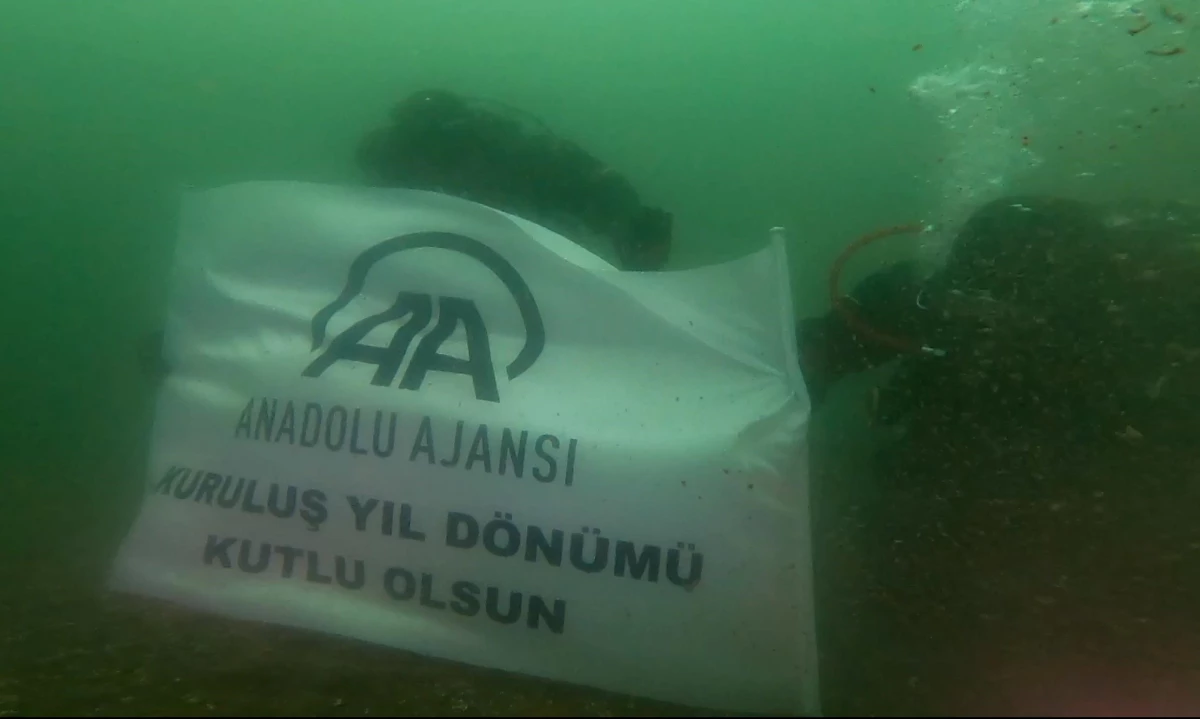 AA\'nın 102. kuruluş yılına denizin derinliklerinde pankartlı kutlama
