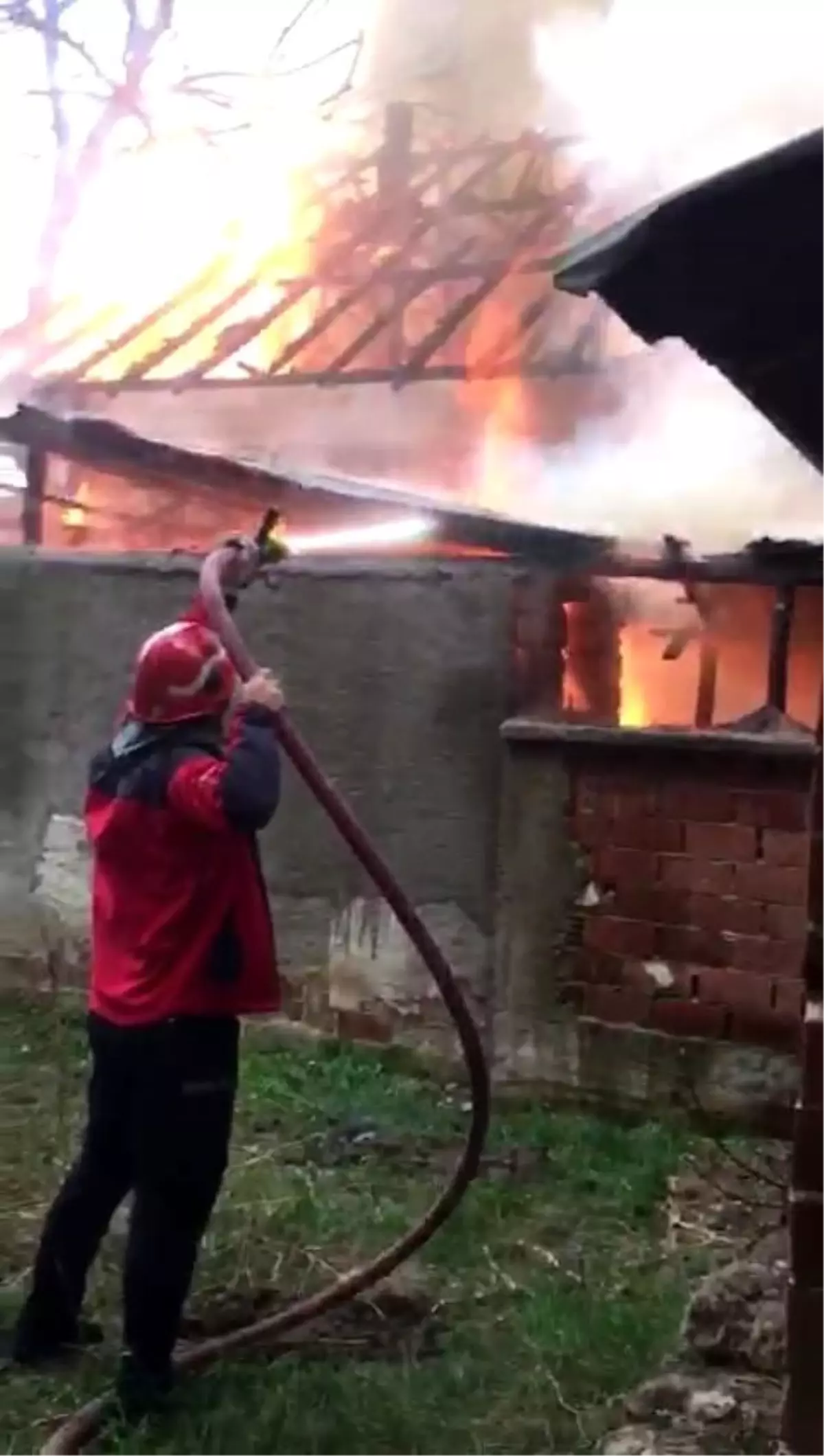 Alev alev yanan tek katlı ev kullanılamaz hale geldi