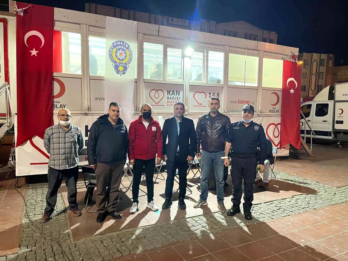 Aliağa\'da polisler kan bağışında bulundu