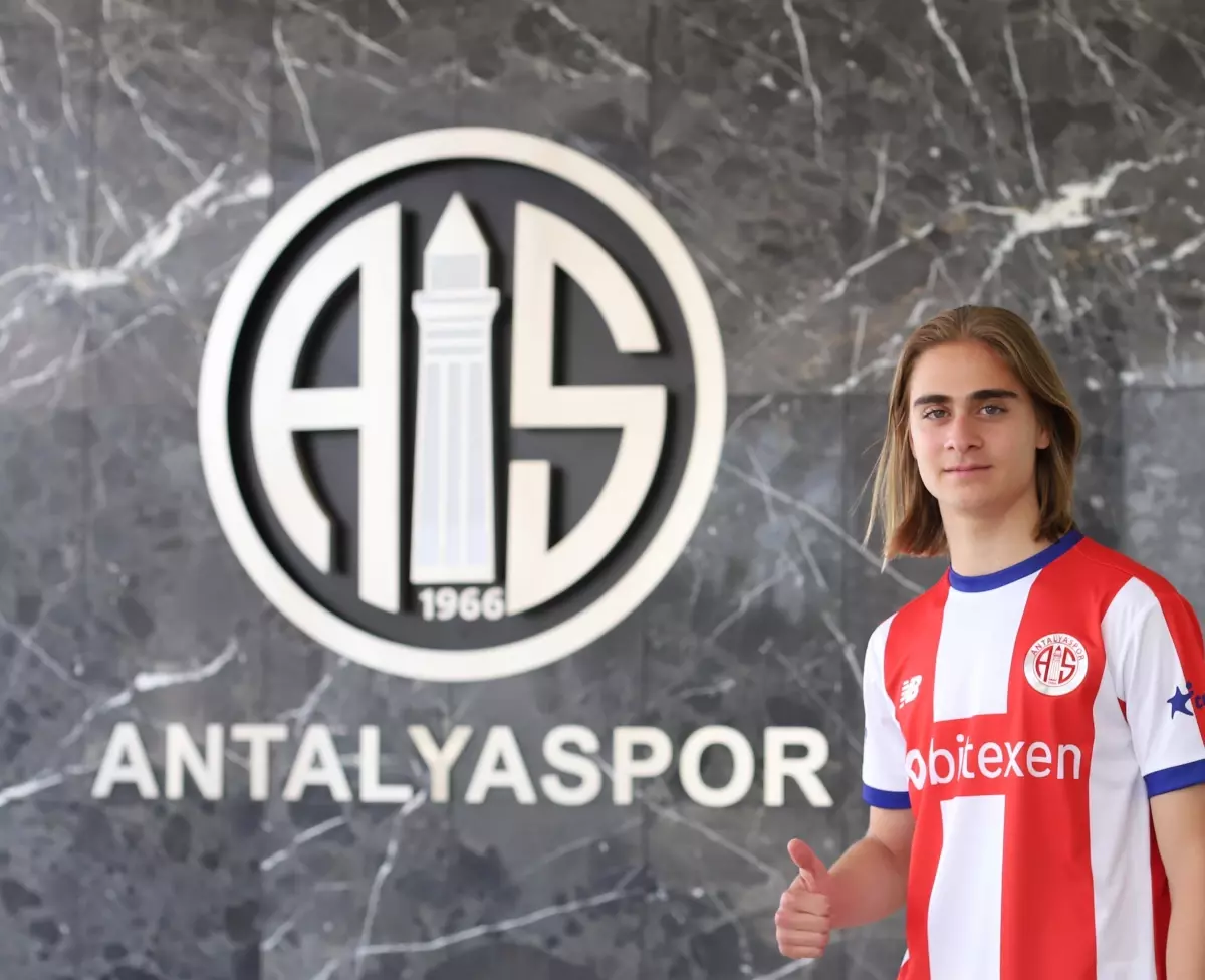 Antalyaspor, Emre Uzun ile 3+2 yıllık sözleşme imzaladı