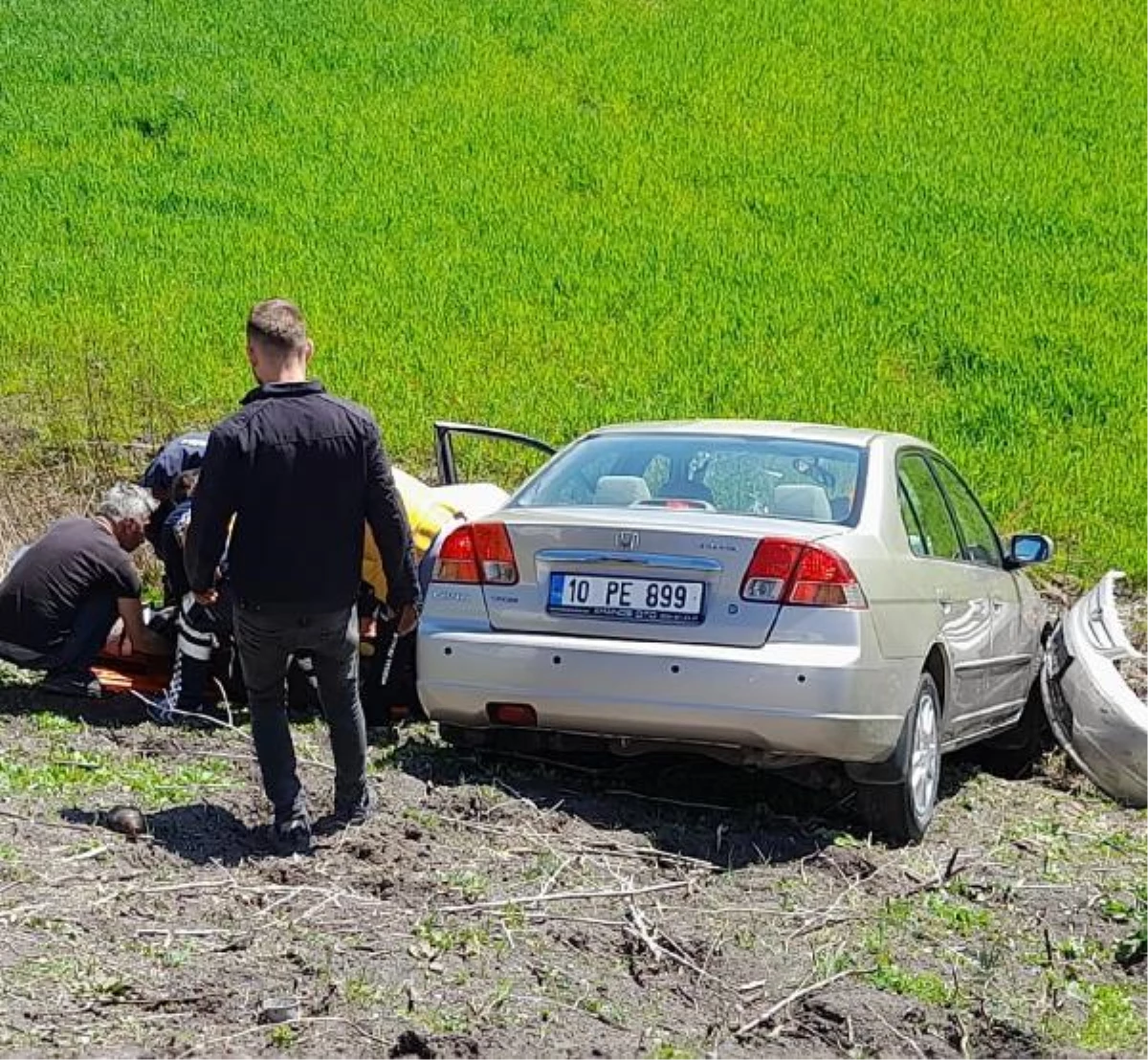 Araçla çarpışıp, 4 metreden düşen otomobilin sürücüsü yaralandı