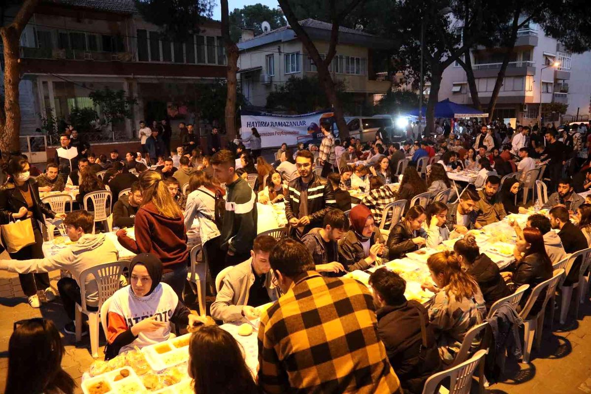 Aydın Büyükşehir Belediyesi\'nin iftar sofrasına binlerce öğrenci konuk oldu