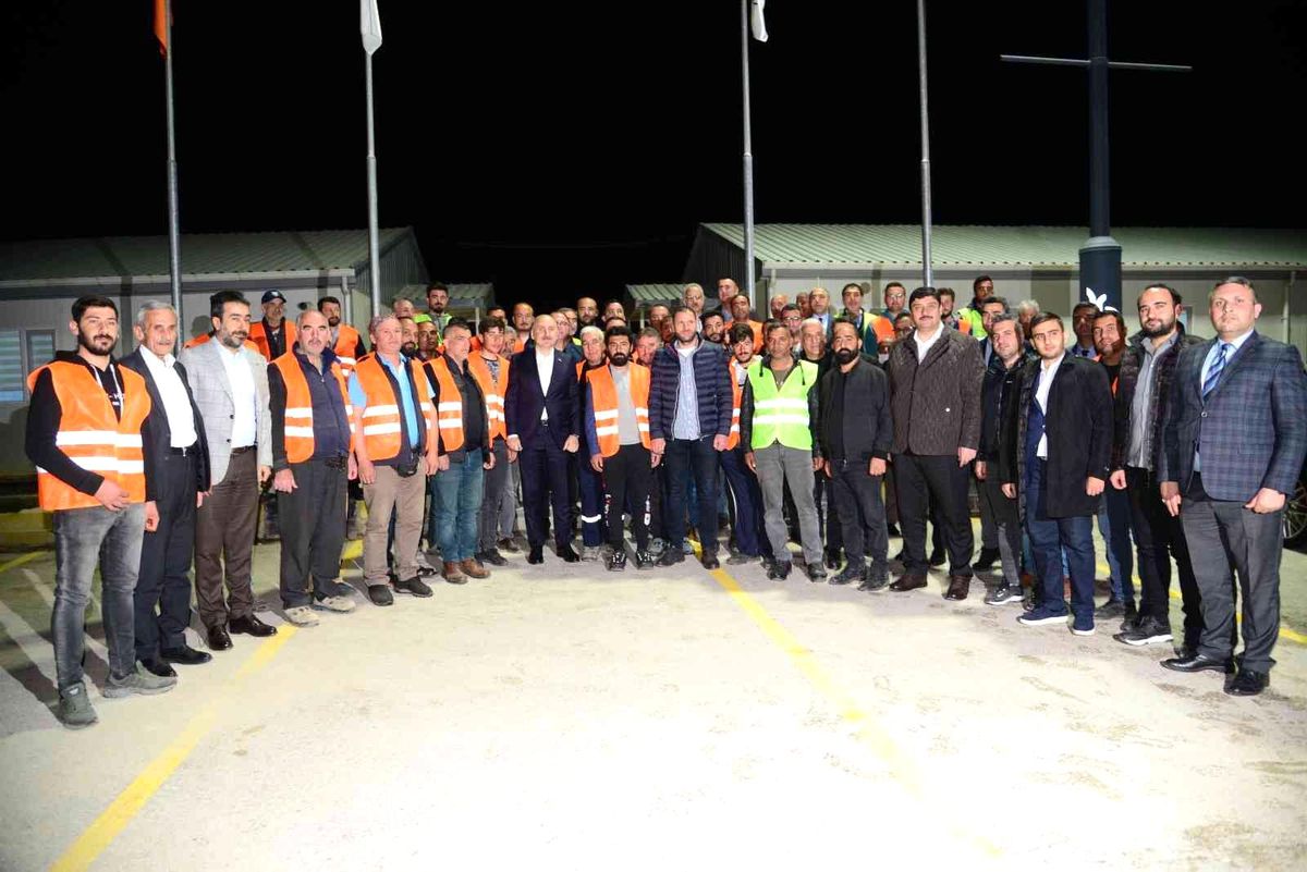 Bakan Karaismailoğlu işçilerle sahurda buluştu