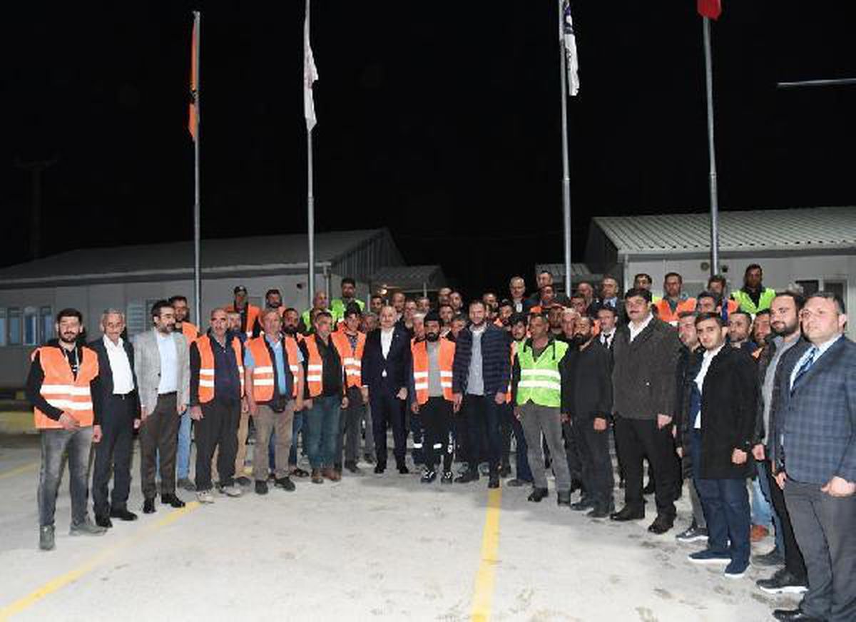 Son dakika gündem: Bakan Karaismailoğlu, şantiye işçileri ile sahur yaptı