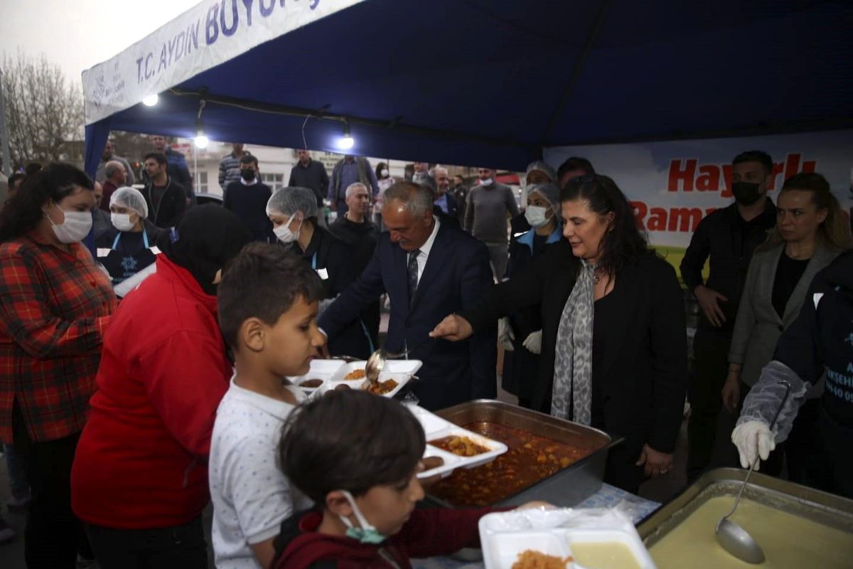 Başkan Çerçioğlu iftar sofrasında vatandaşlarla bir araya geldi