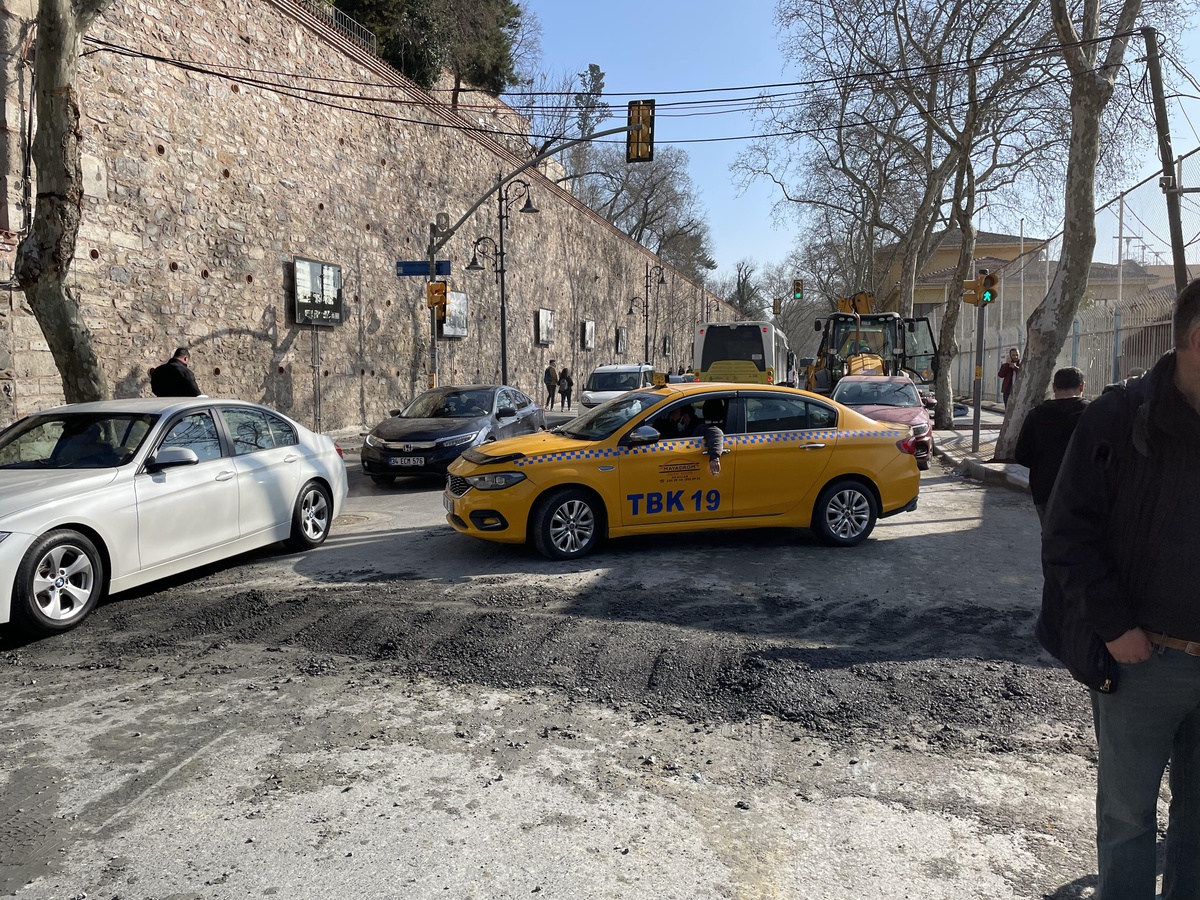 Beşiktaş\'ta elektrik hattı onarımı sırasında yol çöktü