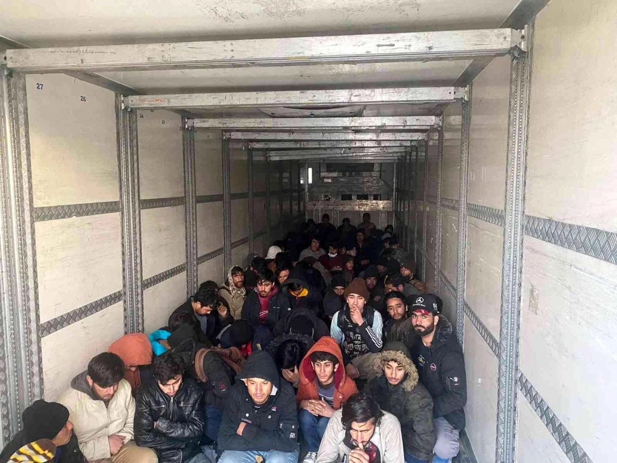 Bitlis\'te tır içerisinde 129 göçmen yakalandı