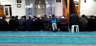 Camide namaz kılan babasının sırtına çıkan çocuğun görüntüsü gülümsetti