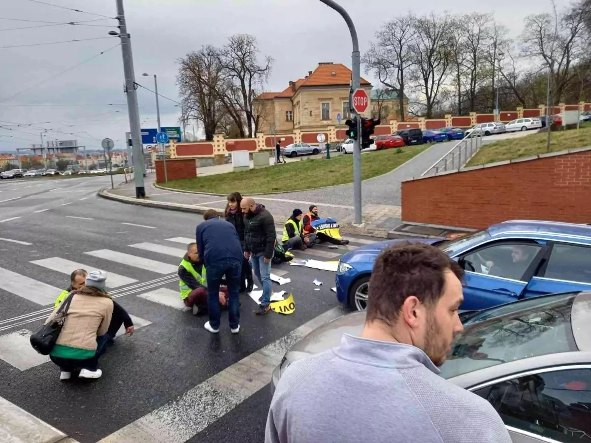 Çekya\'da Ukrayna\'ya destek için trafiği kapatan aktivistlere polis müdahalesi