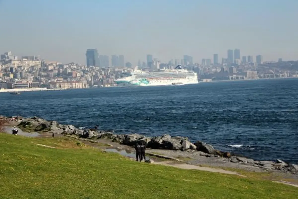 DEV KRUVAZİYER 1036 TURİSTLE İSTANBUL\'A GELDİ