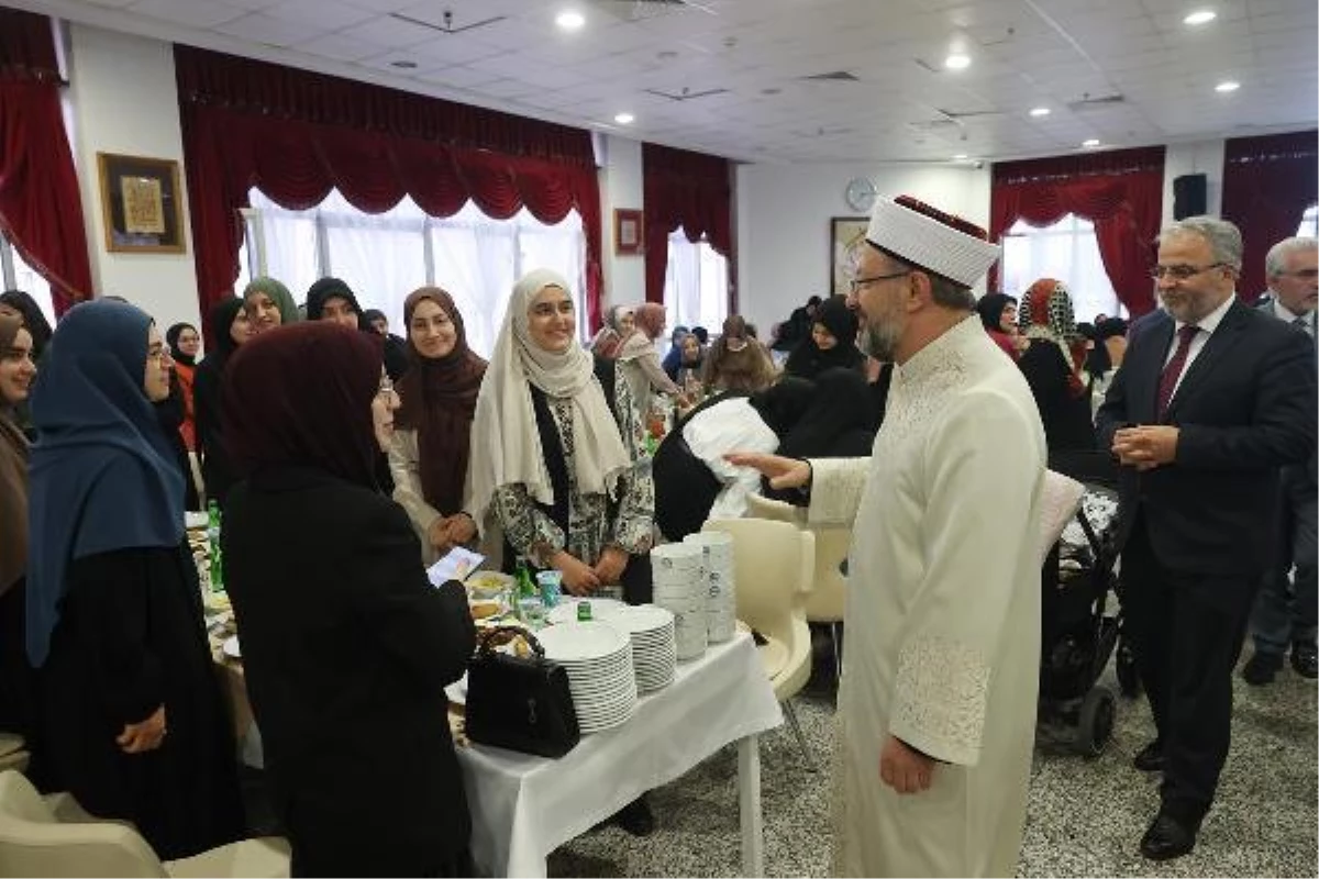 Diyanet İşleri Başkanı Erbaş, gençlerle iftar yaptı