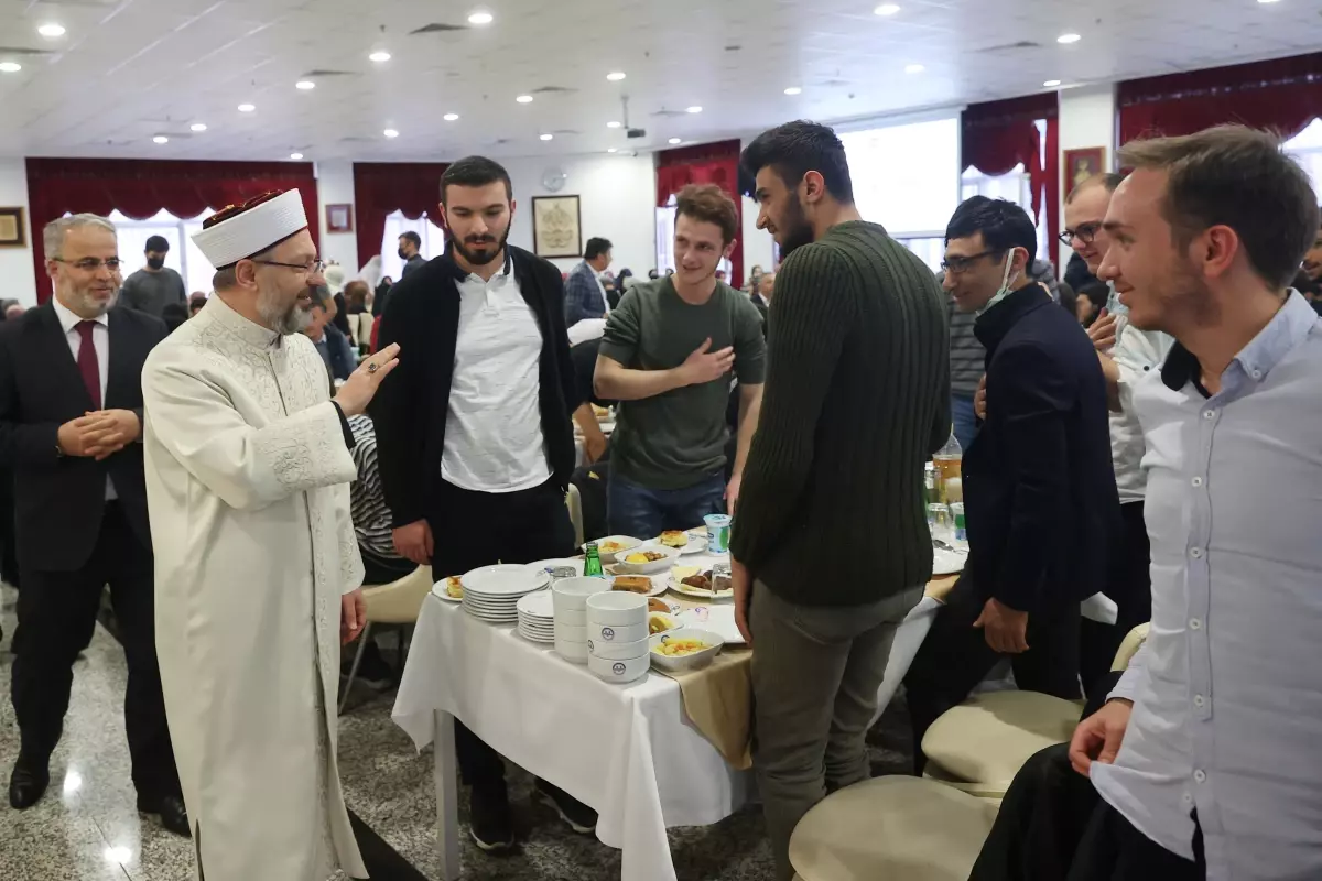 Diyanet İşleri Başkanı Erbaş, iftarda gençlerle buluştu