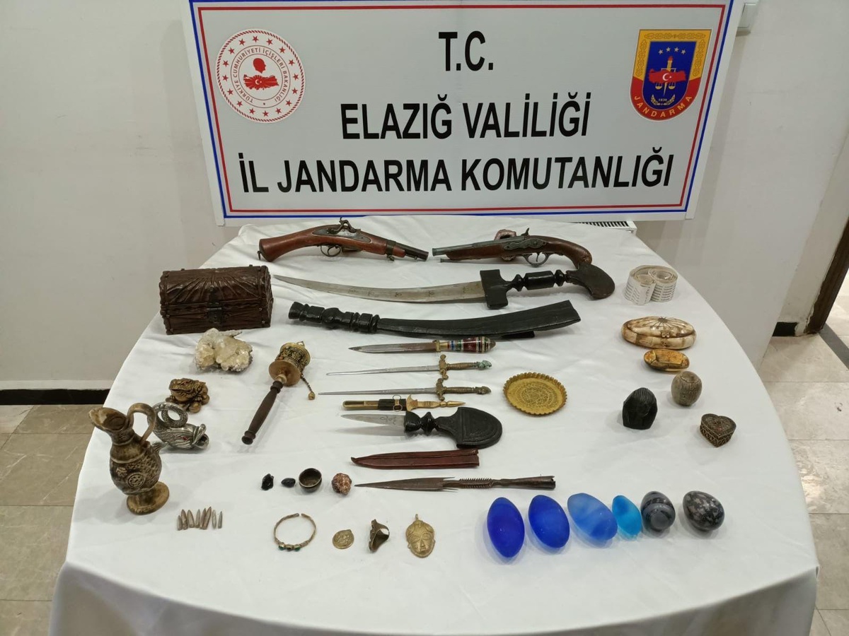 Son dakika haberleri! Elazığ\'da 102 tarihi eseri jandarmaya satmaya çalışan 3 zanlı yakalandı