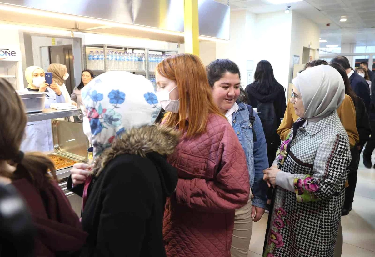 Emine Erdoğan, KYK Yurdu\'nda kalan kız öğrencilerle iftar yaptı