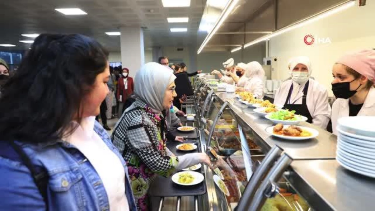 Emine Erdoğan, KYK Yurdu\'nda kalan kız öğrencilerle iftar yaptı