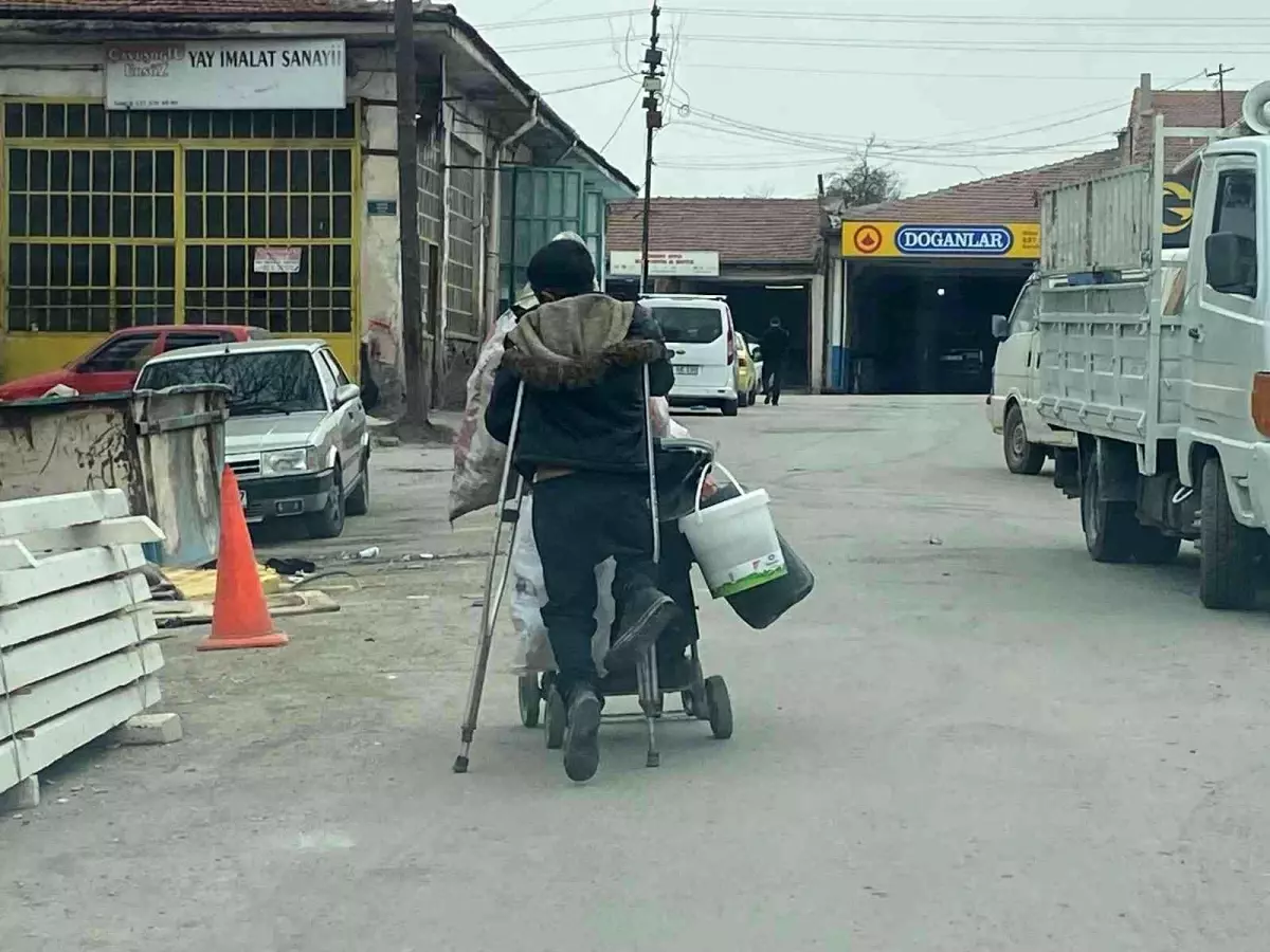 Eskişehir\'de 15 yaşındaki çocuk tek ayağıyla sokak sokak geri dönüşüm topluyor