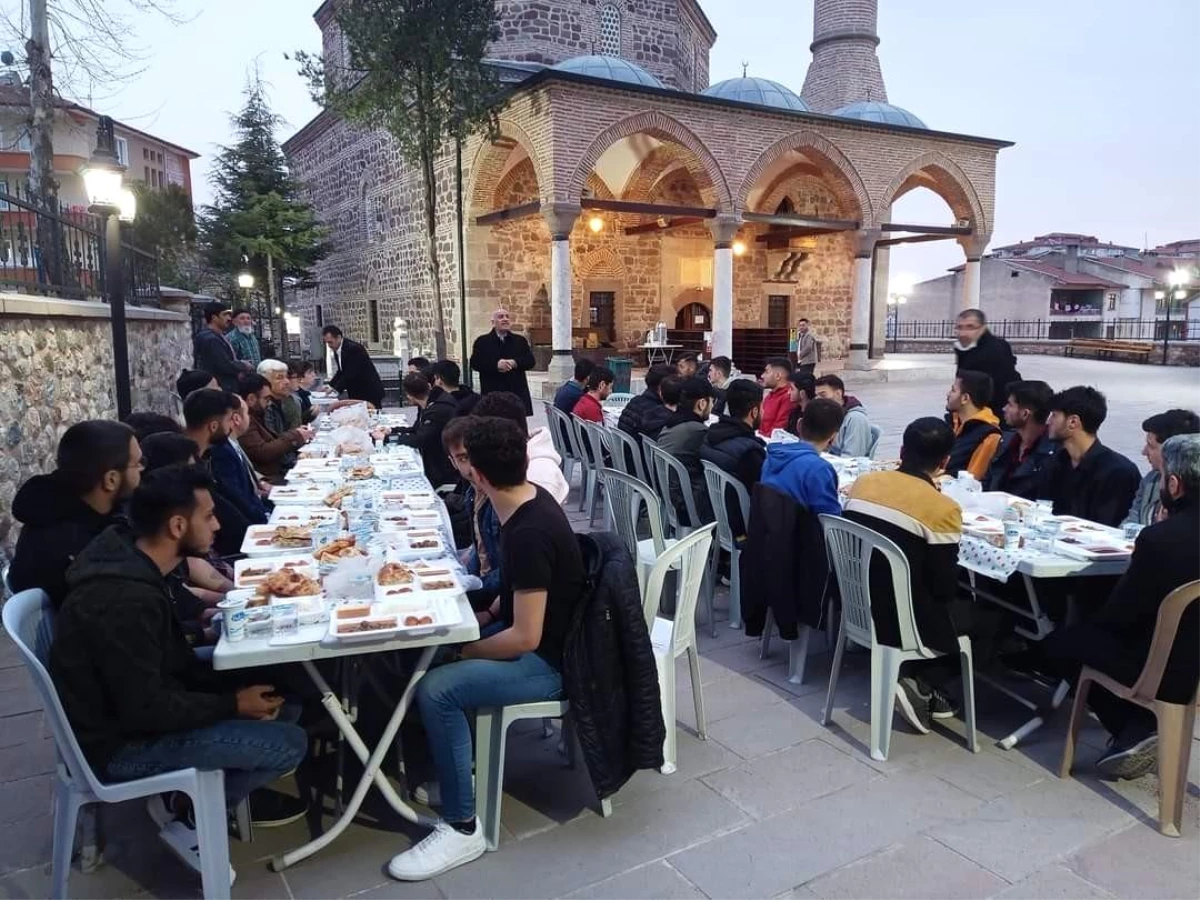 Hayırsever vatandaşlar\'dan KYK öğrencileri iftar yemeği