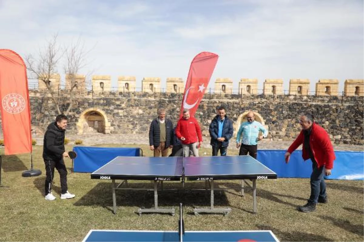 KAPADOKYA\'DA YER ALTINDA VE BALONDA MASA TENİSİ MAÇI