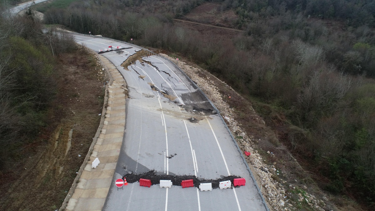 Karadeniz Sahil Yolu\'nun heyelan nedeniyle kapanan Akçakoca kesiminde çökmeler sürüyor