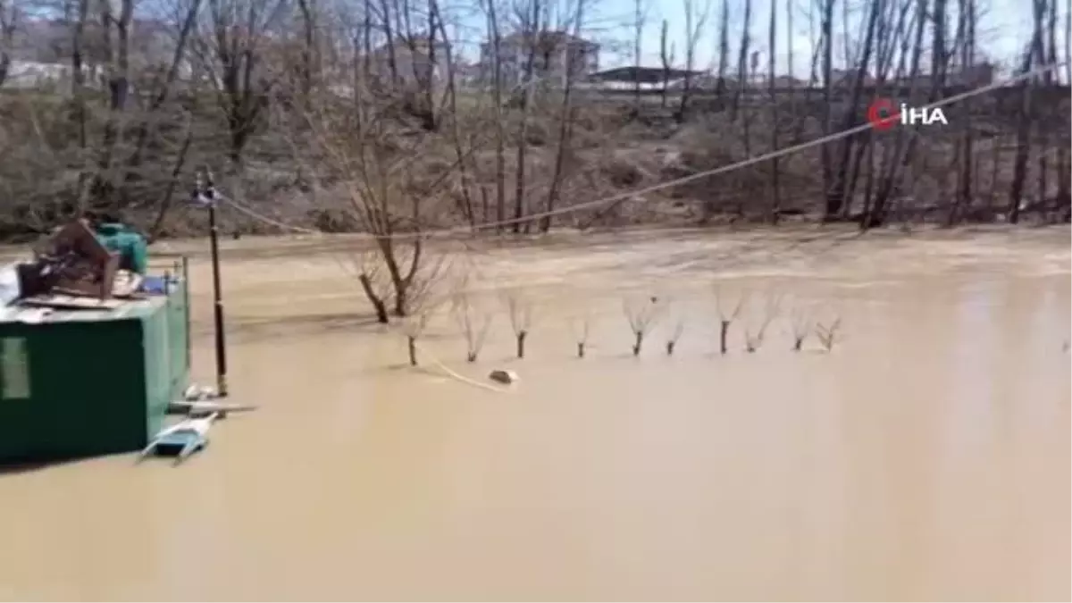 Karlar eridi, büfe ve iskeleler sular altında kaldı